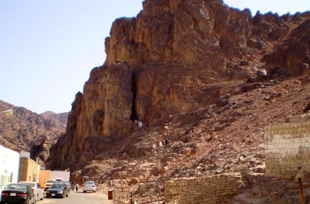 Cave-of-Mount-Uhud-1024x607